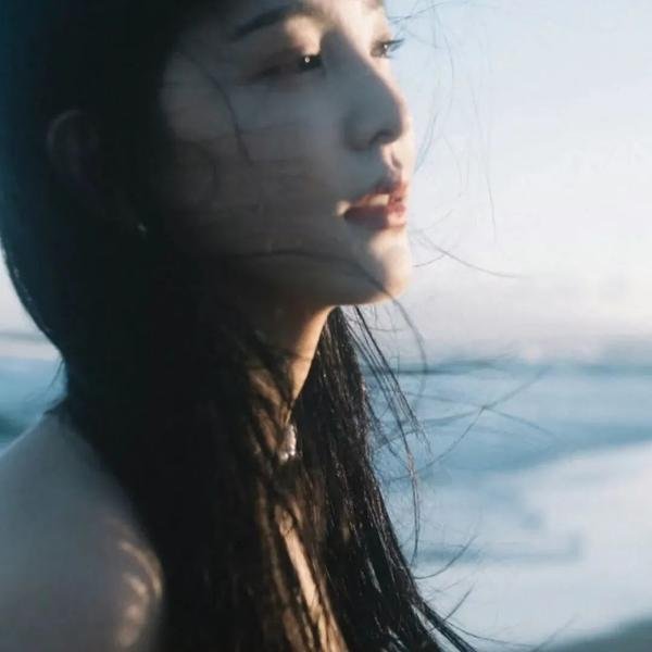 墙里的女人海报